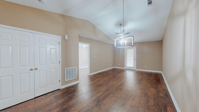 Building Photo - 104 Queens Ct