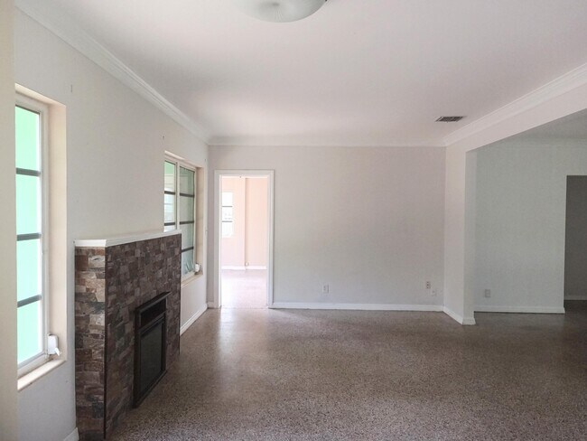 Building Photo - 322 Vanderbilt Dr