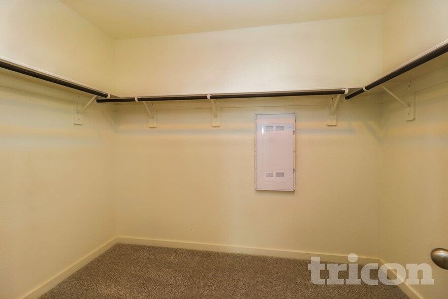 Building Photo - 9835 Willow Creek Commerce Dr