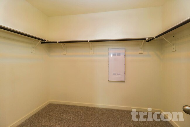 Building Photo - 9835 Willow Creek Commerce Dr