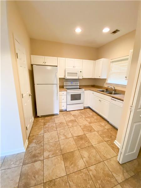 Building Photo - 204 Foxbury Square