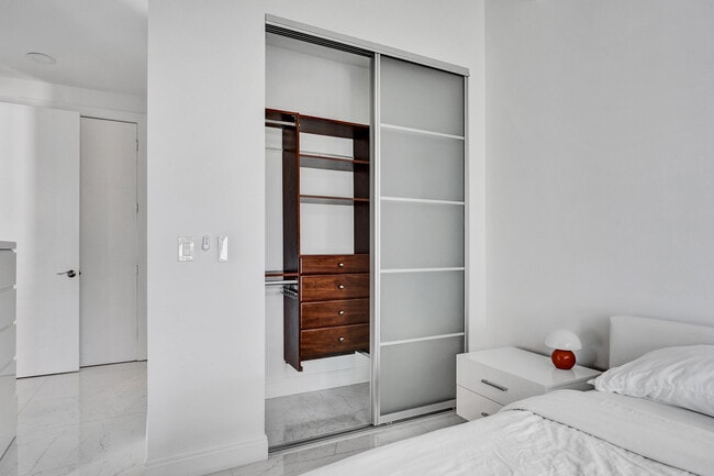 Building Photo - 365 SE 6th Ave