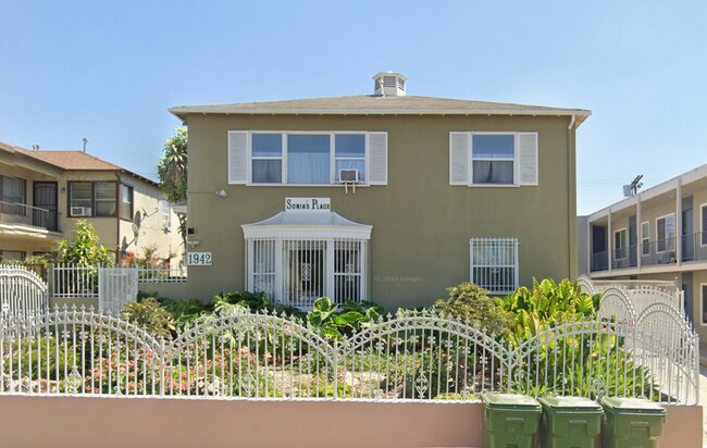 Building Photo - 1942 1/2 S Rimpau Blvd