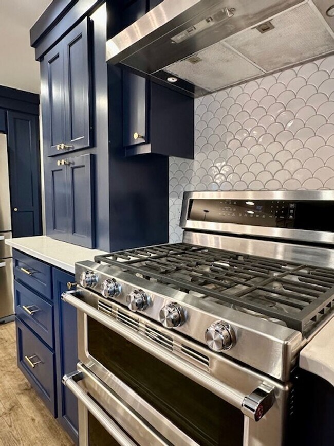 Building Photo - Riverfront Gated 2 Bedroom Luxury Condo!!