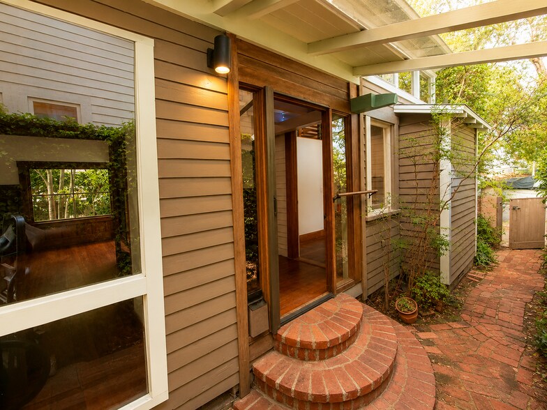 Building Photo - Private Venice Bungalow Near Abbot Kinney | 1BR + Office, 2 Baths, Garden Patio