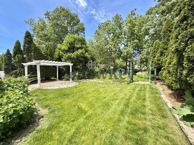 Building Photo - 376 Hill Ave