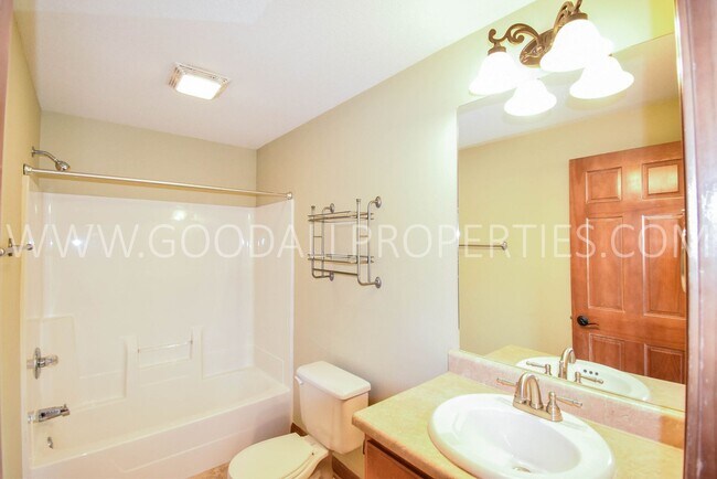 Building Photo - Beautiful 4 Bedroom in Waukee