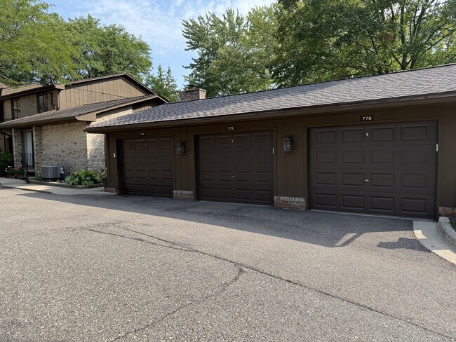 Building Photo - 772 Greenhills Dr