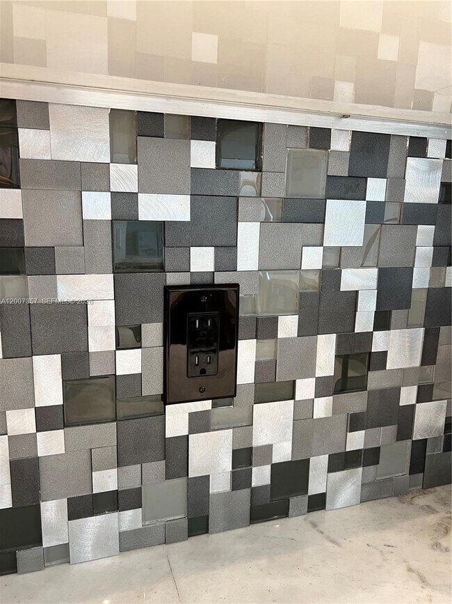 Building Photo - 2475 Brickell Ave