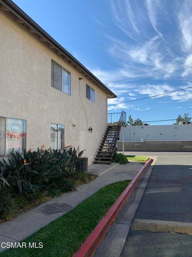 Building Photo - 2033 Calle La Sombra