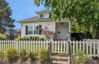 Building Photo - Remodeled Sellwood Bungalow