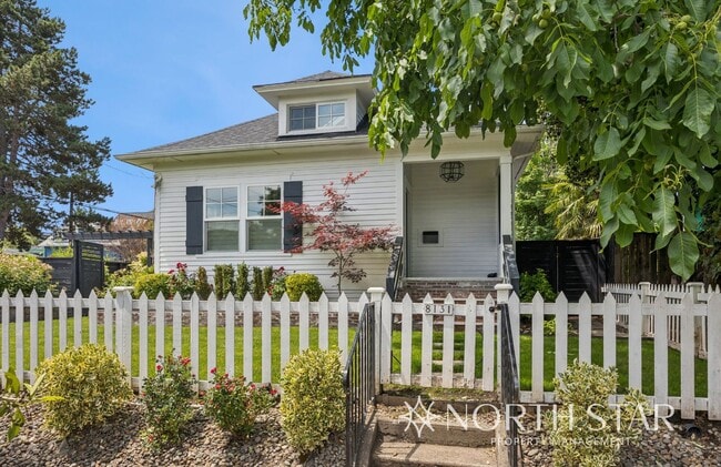 Primary Photo - Remodeled Sellwood Bungalow
