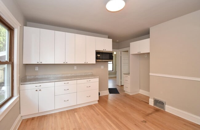 Building Photo - 1567 S 77th St