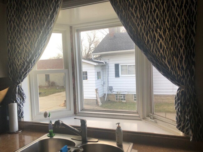 Building Photo - 2 Bedroom home with garage in Mayfield Hts!