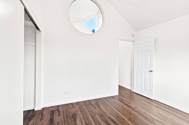 Building Photo - Bright 2 Bedroom 1.5 Bath Condo with Priva...