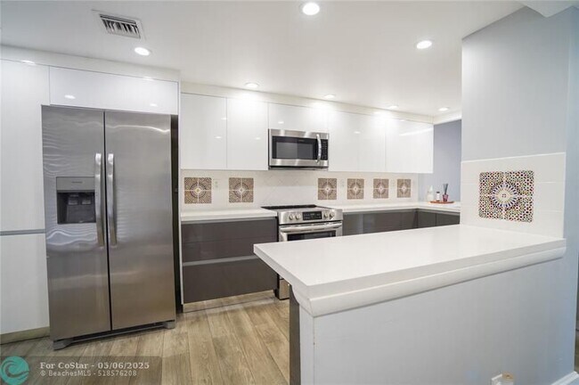 Building Photo - 7 Royal Palm Way