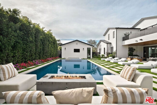 Building Photo - 10386 Strathmore Dr