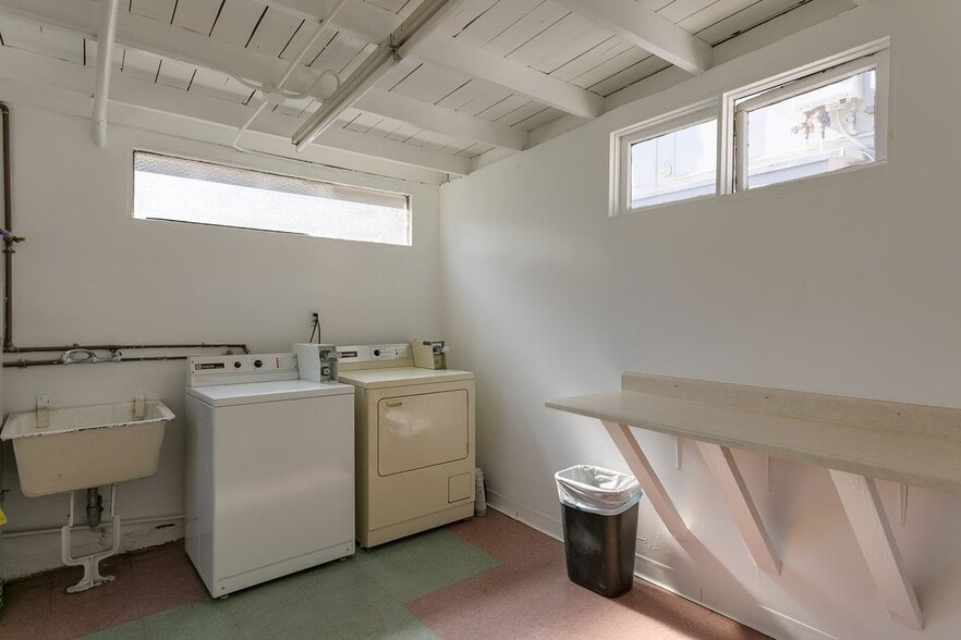 Building Photo - 2001 Linda Rosa Ct