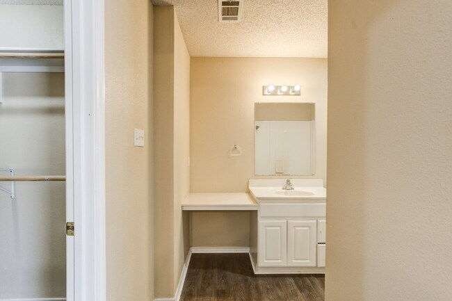 Building Photo - 3/2/2 plus a large basement on a Cul-de-Sac!