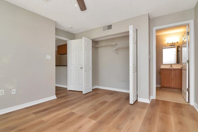 Building Photo - 2/2 condo in the heart of Brandon