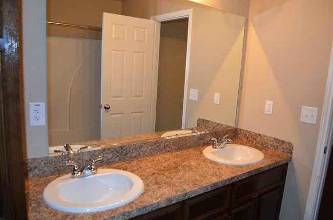 Building Photo - 1609 Pontotoc Ter