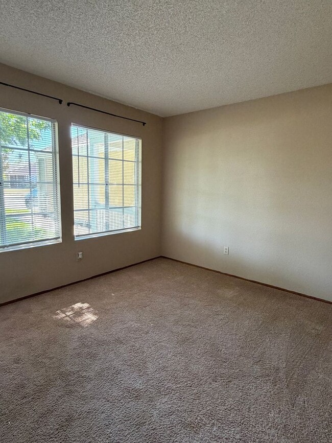 Building Photo - Move in Ready, single story 3 Bed / 2 Bath with Huge Backyard!