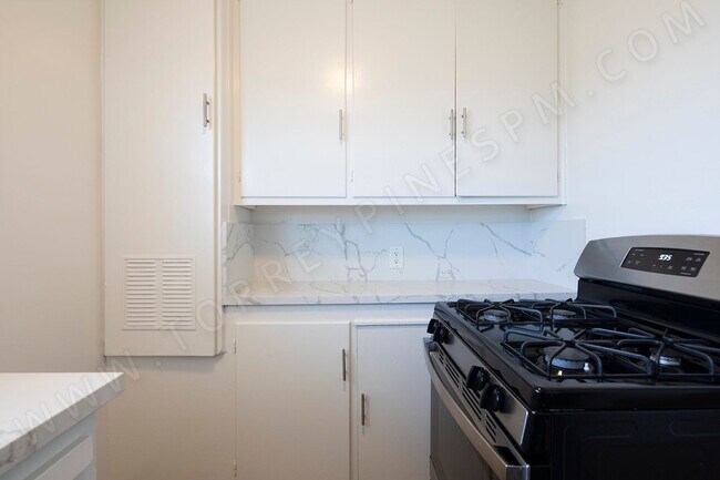 Building Photo - 1 MONTH FREE ~ 2BR with Lots of Light in Great Pacific Beach Location!