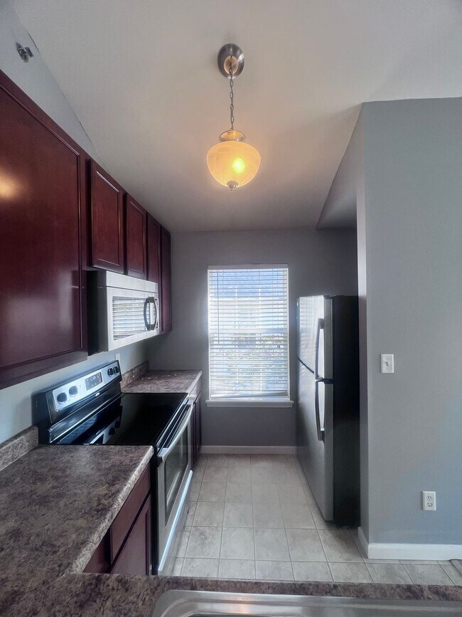 Building Photo - Updated 2-Bed/2-Bath Condo in Desirable Br...