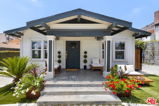 Building Photo - 725 N Harvard Blvd