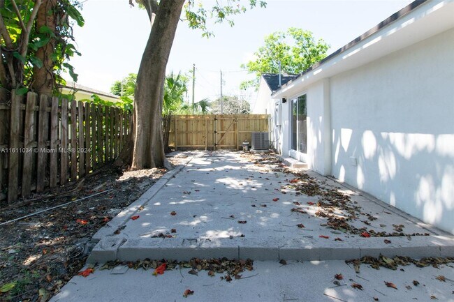 Building Photo - 2888 SW 17th St