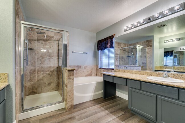 Building Photo - BEAUTIFUL POOL HOME W/RV