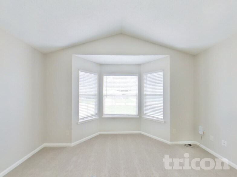 Building Photo - 1854 MacKenzie Ct N