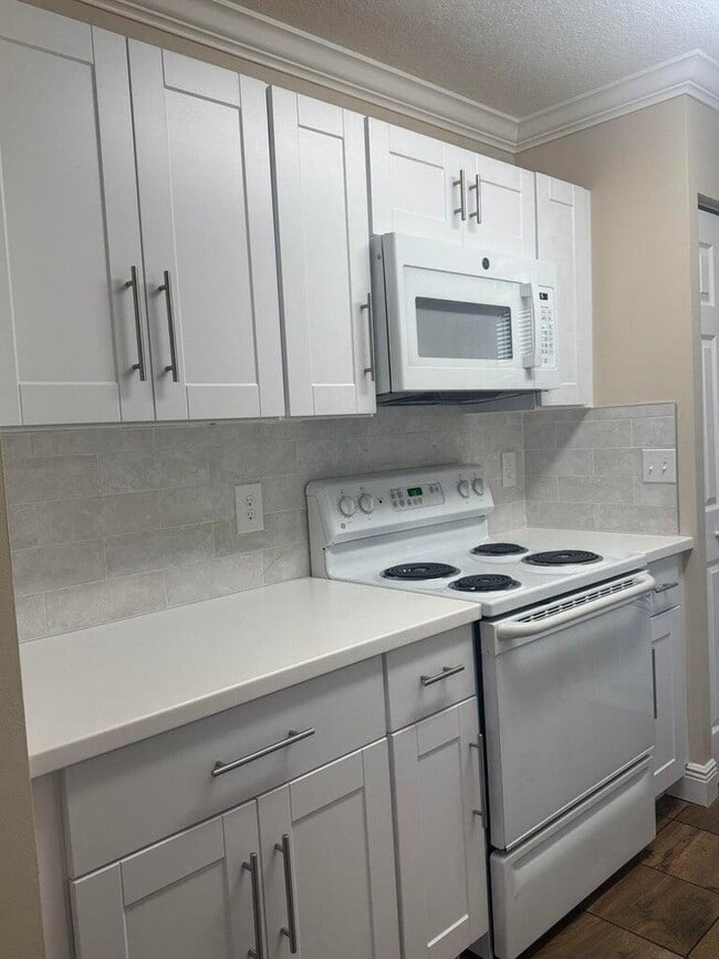 Building Photo - 1139 Town Center Dr