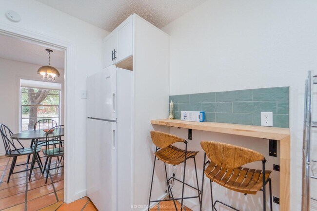 Building Photo - AUGUST PRE-LEASE! ADORABLE 3 bedroom!