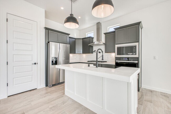 Building Photo - Beautiful East side House 4 bed-2.5 baths, part of The Overlook Casa Club that includes Swimming ...