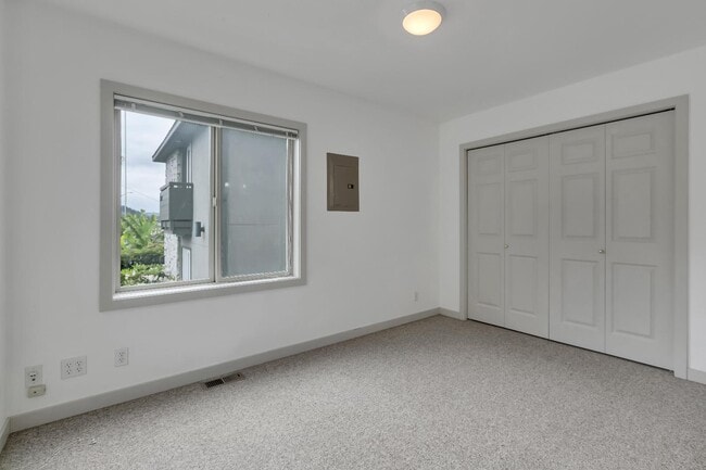 Building Photo - 3221 Alki Ave SW