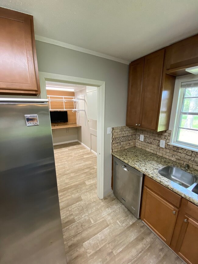 Building Photo - 4010 Honeysuckle Ln