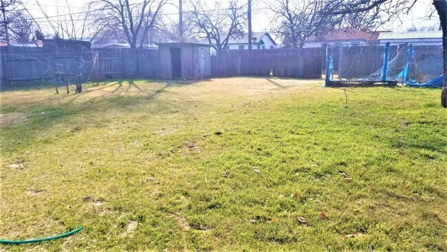 Building Photo - Handyman Special $0 First Month's Rent / “You fix, you SAVE BIG!!” Contact Mayshell for details: ...