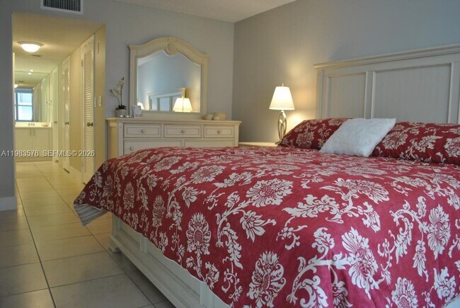 Building Photo - 6039 Collins Ave