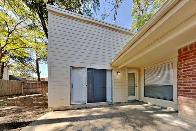 Building Photo - 11835 Hillbrook Dr