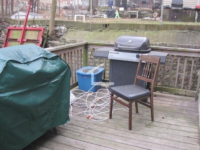 Building Photo - Pets Friendly, Laundry on a Site, Central Heat/AC, Eat-in Kitchen, Private Porch