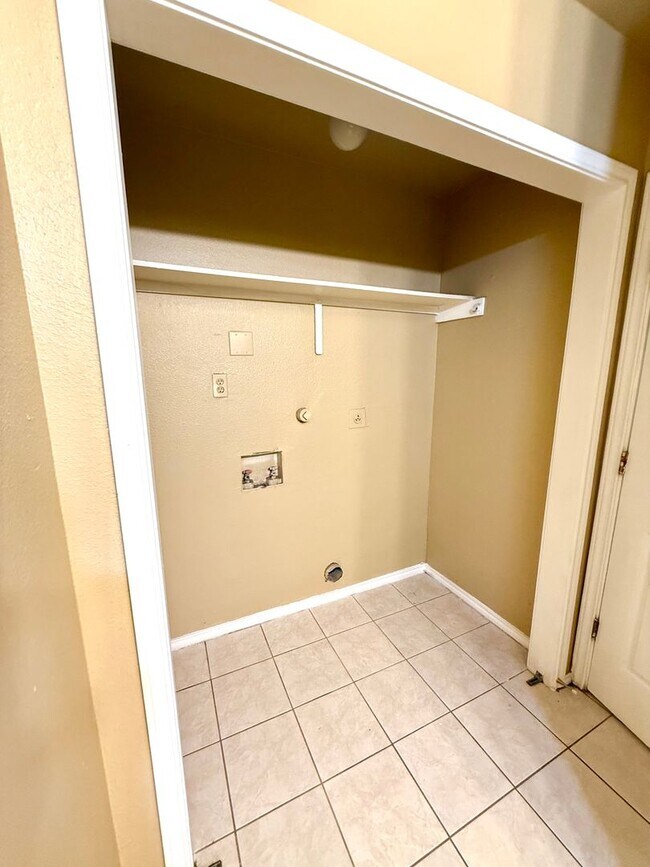 Building Photo - 424 Amires Pl