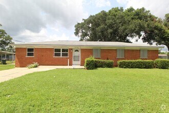 Building Photo - Spacious 4BR Home with Bonus Studio, Sunro...