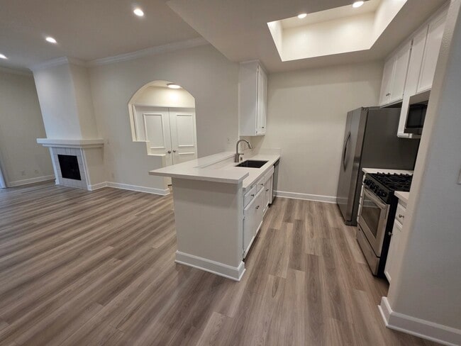 Building Photo - 2669 S Barrington Ave