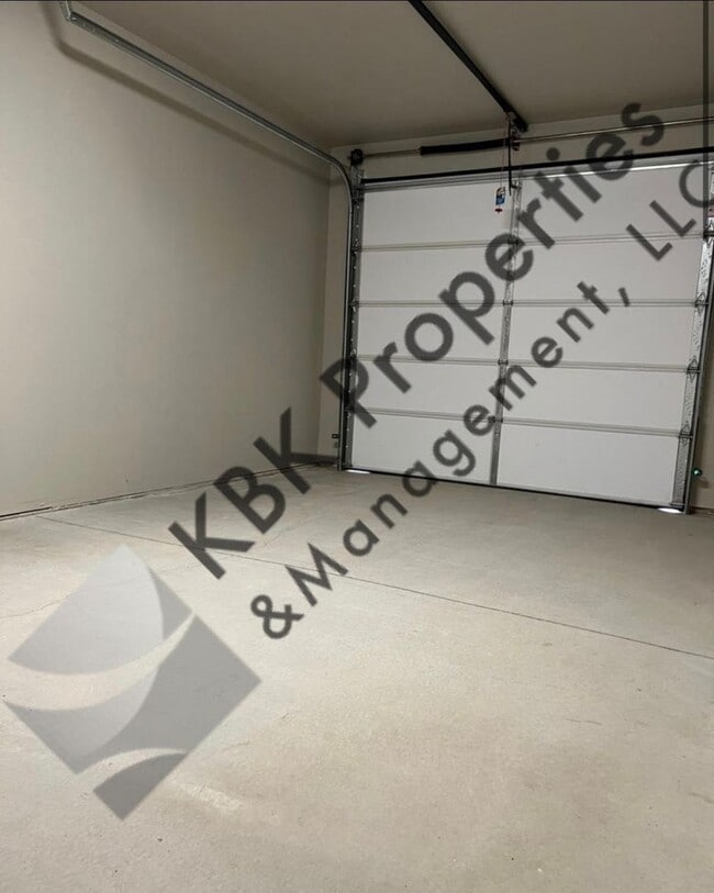 Building Photo - Goyo-910 &amp; 912 Douglas