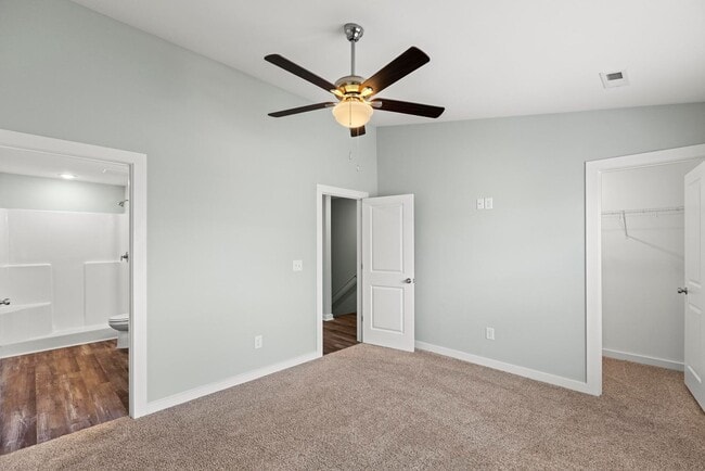 Building Photo - 3 Primary Bedrooms- Townhome - Community Pool/Gym