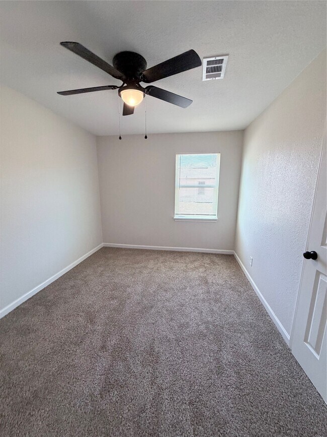 Building Photo - 2915 Creston Dr