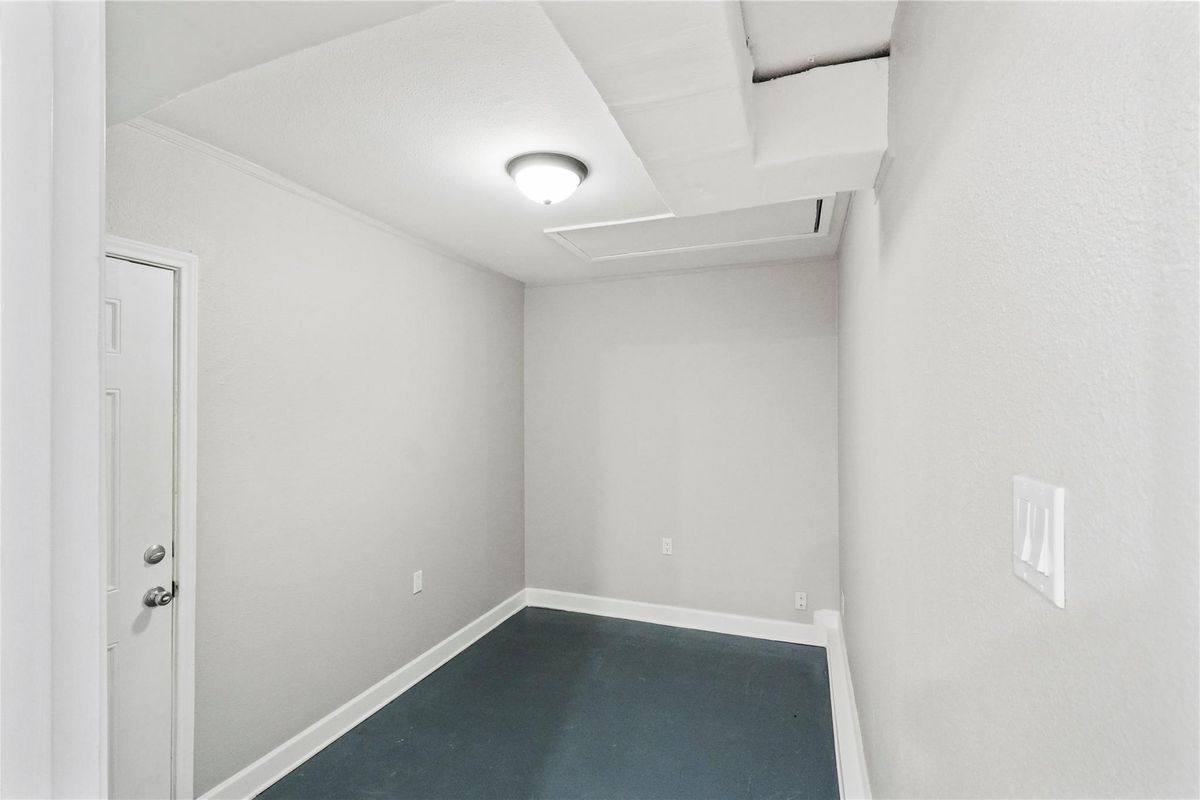 Building Photo - 1637 Dell Oak Dr