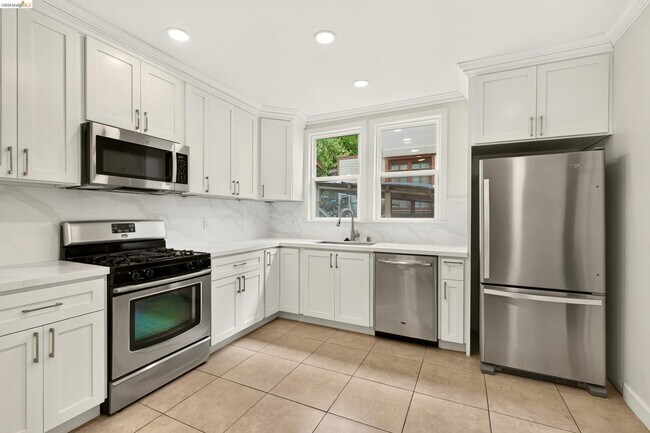Building Photo - 846 Mandana Blvd