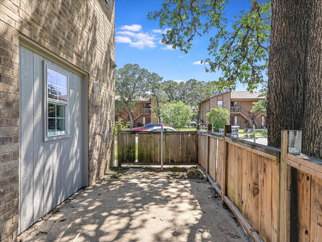 Building Photo - 2403 Bosque Dr